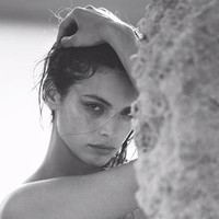 Sorotan tertuju pada model May Tager. Penampilannya di iklan parfum Dior terbaru memicu rumor dirinya menggeser status Bella Hadid sebagai wajah produk wewangian rumah mode Prancis tersebut. (Foto: Instagram/@maytager)