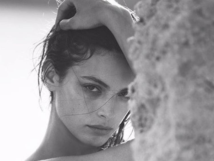 8 Potret Model Israel yang Diduga Gantikan Bella Hadid di Iklan Dior