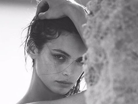 May Tager 'Pengganti' Bella Hadid Model Israel May Tager disebut menggantikan Bella Hadid yang pro-Palestina di iklam parfum terbaru Dior.
