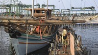 Pekerja menyelesaikan pembuatan kapal bagan apung di Kalibaru, Cilincing, Jakarta Utara, Selasa (7/11/2023).  
