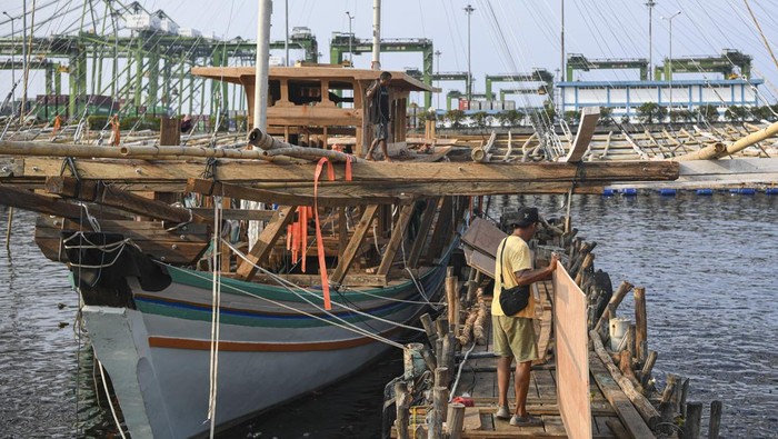 Pekerja menyelesaikan pembuatan kapal bagan apung di Kalibaru, Cilincing, Jakarta Utara, Selasa (7/11/2023). Kapal yang mampu menangkap ikan sekitar lima ton yang dikerjakan sekitar satu bulan itu menelan biaya Rp1,4 miliar hingga Rp1,8 miliar. ANTARA FOTO/M Risyal Hidayat/nym.