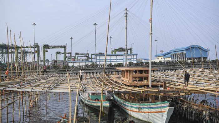 Pekerja menyelesaikan pembuatan kapal bagan apung di Kalibaru, Cilincing, Jakarta Utara, Selasa (7/11/2023). Kapal yang mampu menangkap ikan sekitar lima ton yang dikerjakan sekitar satu bulan itu menelan biaya Rp1,4 miliar hingga Rp1,8 miliar. ANTARA FOTO/M Risyal Hidayat/nym.