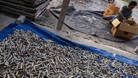Warga memasukkan ikan kering jenis Tembang ke dalam kardus usai dijemur di perkampungan nelayan Mamboro, Palu, Sulawesi Tengah, Selasa (7/11/2023). 