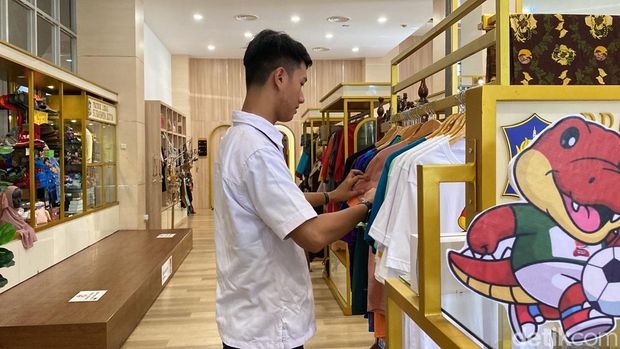 Merchandise di Surabaya Kriya Gallery Siola.