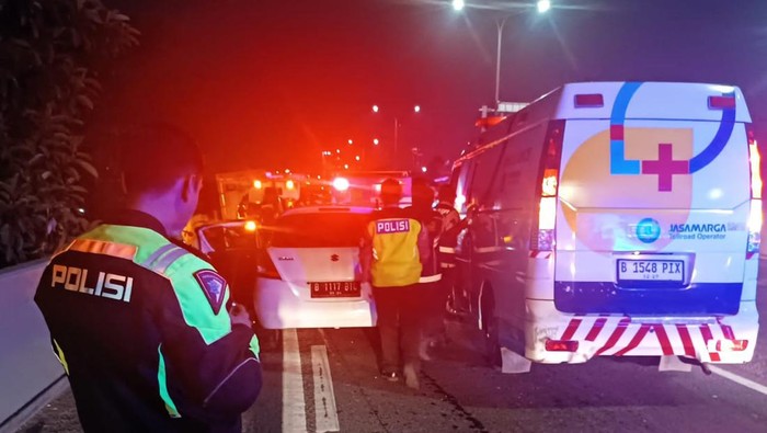 Mobil Suzuki Swift menabrak belakang truk di Tol Bintaro Km 16.800, Rabu (8/11/2023) dini hari.