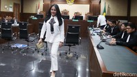 Jaksa mengatakan gratifikasi itu diterima Rafael Alun bersama istrinya, Ernie Meike Torondek, yang saat ini berstatus saksi di KPK.