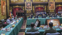 Menteri Pertahanan Prabowo Subianto (kiri) bersama Duta Besar Palestina untuk Indonesia Zuhair Al-Shun (kedua kiri) saat kegiatan serah terima calon mahasiswa dari Palestina di Gedung Kementerian Pertahanan, Jakarta, Rabu (8/11/2023).   