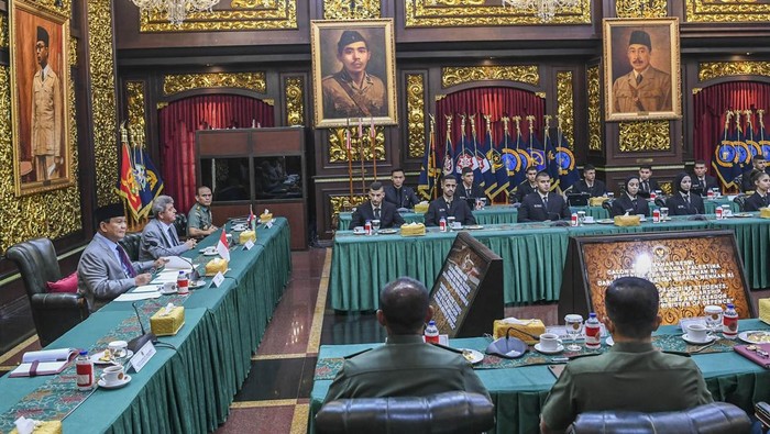 Momen Prabowo Beri Beasiswa untuk 22 Mahasiswa dari Palestina Menteri Pertahanan Prabowo Subianto (tengah) bersama Duta Besar Palestina untuk Indonesia Zuhair Al-Shun (baris pertama kempat kiri) dan Rektor Universita Pertahanan Letnan Jenderal TNI Jonni Mahroza (baris pertama kempat kanan) berfoto bersama saat kegiatan serah terima calon mahasiswa dari Palestina di Gedung Kementerian Pertahanan, Jakarta, Rabu (8/11/2023). Menteri Pertahanan Prabowo Subianto menerima 22 mahasiswa asal Palestina yang akan disekolahkan di Universitas Pertahanan, Program beasiswa tersebut sebagai bentuk kerja sama dan dukungan pemerintah Indonesia terhadap Palestina yang saat ini sedang mengalami krisis akibat serangan dari militer Israel. ANTARA FOTO/Galih Pradipta/YU
