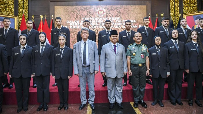 Momen Prabowo Beri Beasiswa untuk 22 Mahasiswa dari Palestina Menteri Pertahanan Prabowo Subianto (tengah) bersama Duta Besar Palestina untuk Indonesia Zuhair Al-Shun (baris pertama kempat kiri) dan Rektor Universita Pertahanan Letnan Jenderal TNI Jonni Mahroza (baris pertama kempat kanan) berfoto bersama saat kegiatan serah terima calon mahasiswa dari Palestina di Gedung Kementerian Pertahanan, Jakarta, Rabu (8/11/2023). Menteri Pertahanan Prabowo Subianto menerima 22 mahasiswa asal Palestina yang akan disekolahkan di Universitas Pertahanan, Program beasiswa tersebut sebagai bentuk kerja sama dan dukungan pemerintah Indonesia terhadap Palestina yang saat ini sedang mengalami krisis akibat serangan dari militer Israel. ANTARA FOTO/Galih Pradipta/YU
