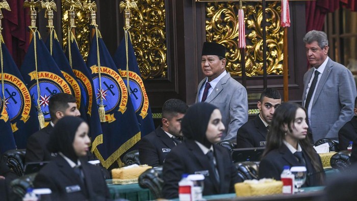 Momen Prabowo Beri Beasiswa untuk 22 Mahasiswa dari Palestina Menteri Pertahanan Prabowo Subianto (tengah) bersama Duta Besar Palestina untuk Indonesia Zuhair Al-Shun (baris pertama kempat kiri) dan Rektor Universita Pertahanan Letnan Jenderal TNI Jonni Mahroza (baris pertama kempat kanan) berfoto bersama saat kegiatan serah terima calon mahasiswa dari Palestina di Gedung Kementerian Pertahanan, Jakarta, Rabu (8/11/2023). Menteri Pertahanan Prabowo Subianto menerima 22 mahasiswa asal Palestina yang akan disekolahkan di Universitas Pertahanan, Program beasiswa tersebut sebagai bentuk kerja sama dan dukungan pemerintah Indonesia terhadap Palestina yang saat ini sedang mengalami krisis akibat serangan dari militer Israel. ANTARA FOTO/Galih Pradipta/YU