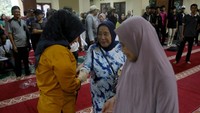 Beginilah potret keakraban Lidya bersama warga dan relawan. Selain itu ia juga menampung suara akar rumput pendukung Ganjar Pranowo dan Mahfud di berbagai daerah, membantu program pemerintah yang belum sampai hingga kelapisan bawah.