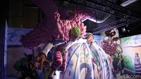 One Piece Exhibition Jakarta merupakan gelaran kedua setelah Hong Kong dan Malaysia. Untuk tiket pameran tersedia mulai dari harga Rp 155.000 bagi pengunjung lansia, pelajar, dan anak-anak, sementara untuk dewasa tiket mulai dari Rp 230.000 untuk weekdays dan Rp 300.000. Foto: Pradita Utama/ detikcom