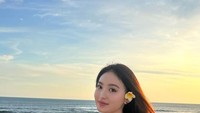 Posenya saat nongkrong di beach club di Bali ini juga tak kalah mencuri perhatian. Ia menikmati air kelapa dengan pemandangan laut lepas. Foto: Instagram @natashawilona12