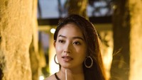 Soal kuliner, aktris kelahiran 15 Desember 1998 ini hobi ngemil jajanan manis. Salah satunya momen saat menikmati minuman manis ini. Foto: Instagram @natashawilona12