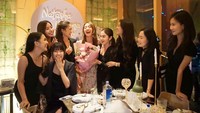 Terakhir ada keseruan Natasha Wilona saat merayakan ulang tahunnya bersama teman0temannya. Ia mengadakan pesta makan malam spesial. Foto: Instagram @natashawilona12