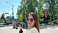 Momen kulinernya terlihat spesial pada foto ini. Menikmati fasilitas hotel, Natasha Wilona mencicipi berbagai hidangan di sini. Foto: Instagram @natashawilona12