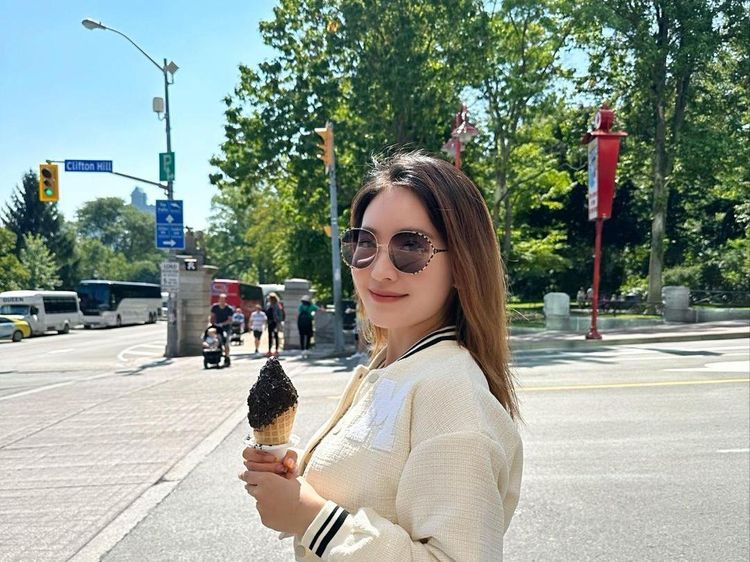 Cantiknya Pose Natasha Wilona saat Menikmati Es Krim