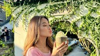 Liburan ke luar negeri, banyak momen Natasha Wilona saat menikmati es krim. Ini pose cantiknya saat ngemil es krim cokelat cone. Foto: Instagram @natashawilona12