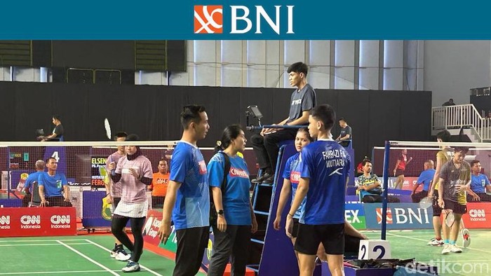 Nitya Krishinda Maheswari (Mutiara Cardinal, ganda) melatih di BNi Sirnas A Jakarta 2023