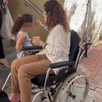 Saat ini Noam sudah aman berada di rumah sakit. Dia terkena luka tembakan di pinggul dan lututnya. Foto: dok. Facebook