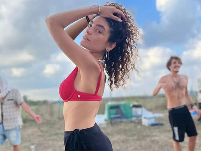 Model Israel Noam Mazal Ben-David membagikan kisahnya saat serangan Hamas di festival musik Supernova di Israel pada 7 Oktober. Noam berhasil selamat dengan cara pura-pura mati. Foto: dok. Facebook