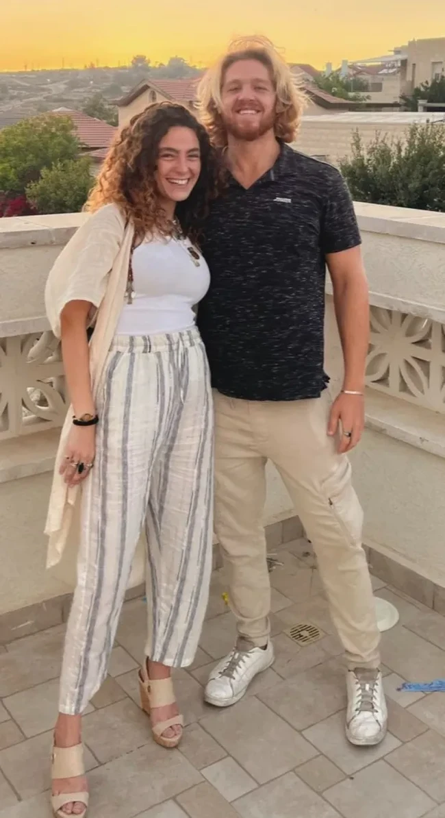 David langsung melempar Noam ke bagian belakang kontainer dan memintanya untuk bersembunyi. Bom kemudian meledak dan kelompok tersebut menembaki orang di sekitar sana. Foto: dok. Facebook