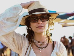 8 Foto Model Israel yang Pura-pura Mati di Antara Tumpukan Mayat Demi Selamat