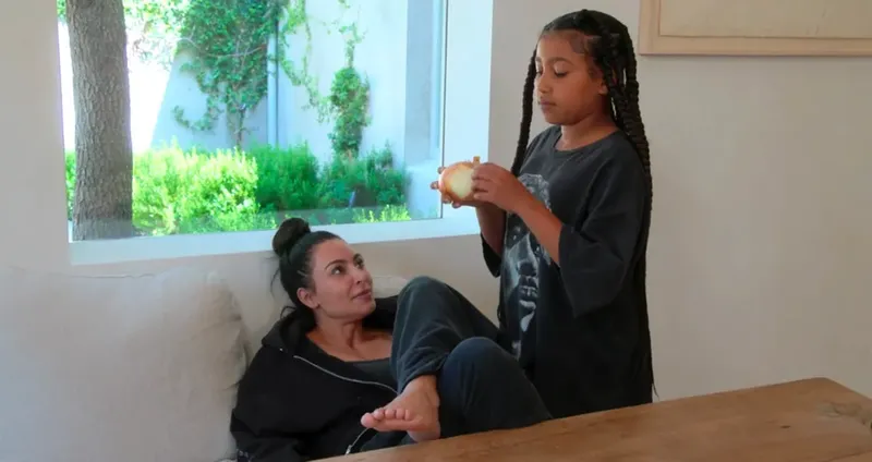 North West North West makan bawang bombay mentah.