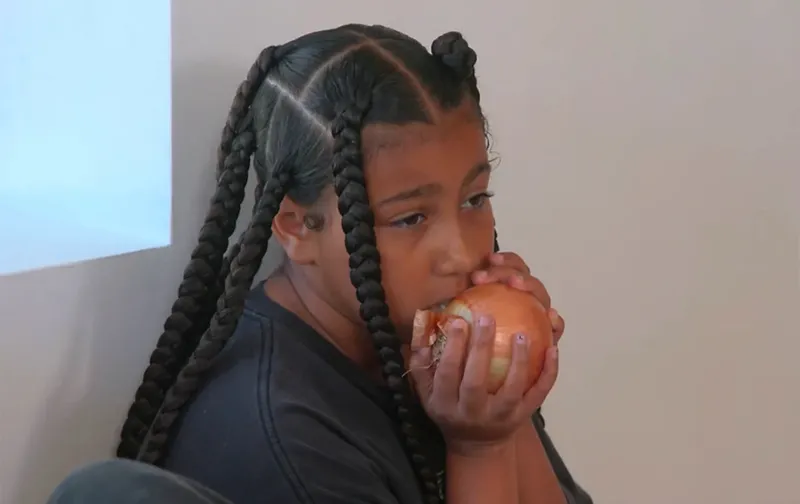 North West North West makan bawang bombay mentah.