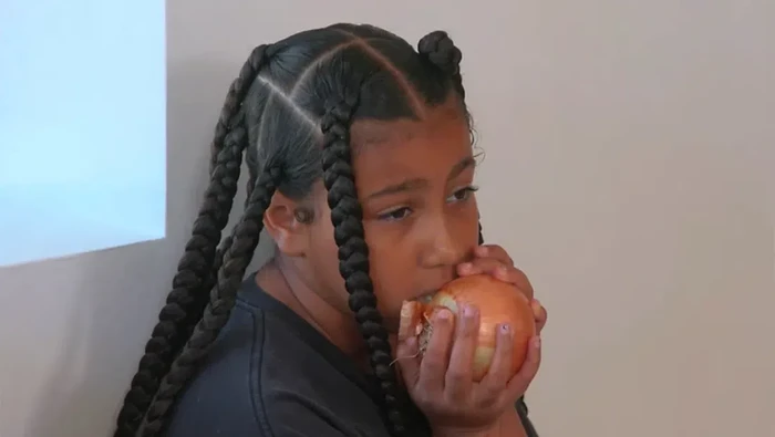 North West makan bawang bombay mentah.