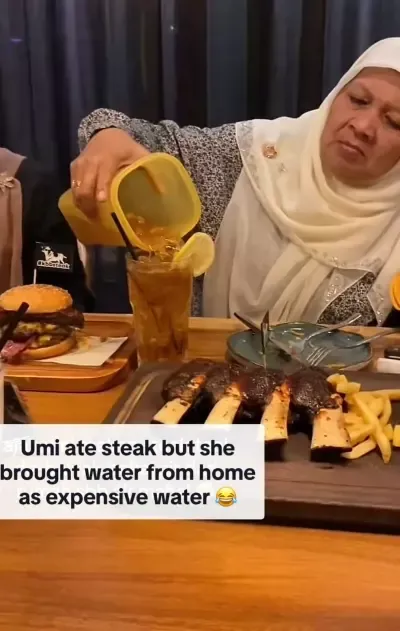 Ogah Rugi! Ibu Ini Makan Steak Mahal Tapi Bawa Minum dari Rumah
