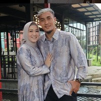 Kabar perselingkuhan suami Okie yang merupakan seorang pesepakbola itu muncul usai suaminya itu kepergok jalan berduaan bersama wanita lain. Dalam foto viral yang beredar di dunia maya, foto pria yang diduga Gunawan itu tampak sedang jalan-jalan bersama wanita berhijab. Foto: Instagram/@okieagustina_