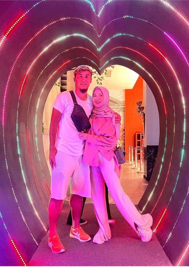 Melansir Detikhot, rupanya Gunawan sudah pernah menalak Okie tanpa alasan yang jelas sekitar 1 bulan yang lalu. Hal itu diungkapkan sendiri oleh Okie ketika diwawancara awak media. Justru terbalik itu, salah. Jadi, Gunawan itu kurang lebih sebulan yang lalu memberikan talak tanpa alasan yang jelas, kata Okie. Foto: Instagram/@okieagustina_