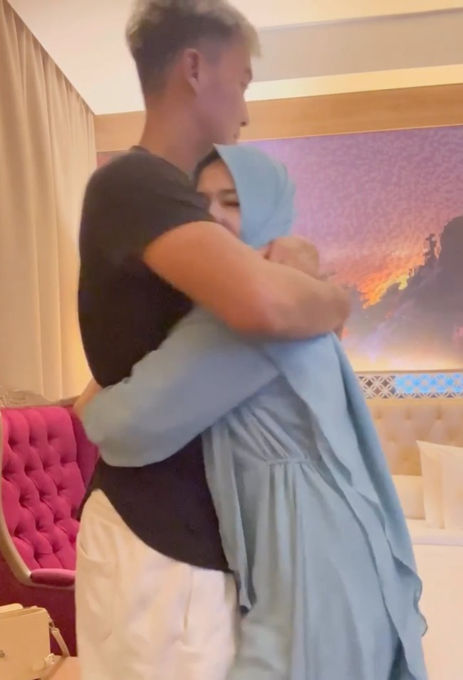 Okie Agustina diketahui telah dipersunting oleh Gunawan pada tahun 2012. Sudah 11 tahun bersama, keduanya pun selalu terlihat harmonis. Di akun Instagram Okie sendiri kerap membagikan momen romantis keduanya. Foto: Instagram/@okieagustina_