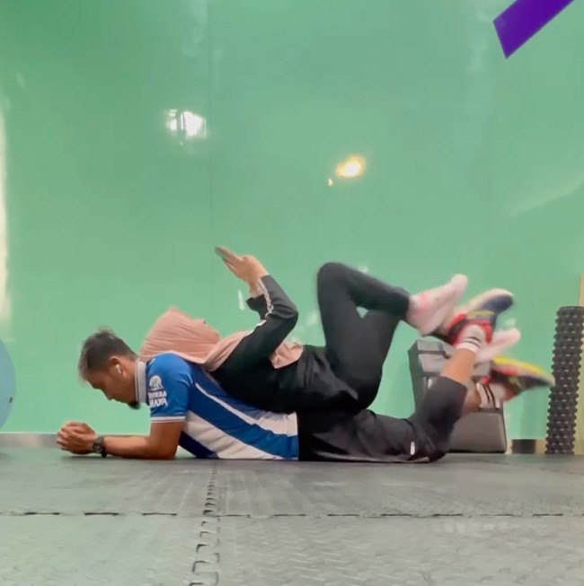 Okie dan Gunawan juga terlihat sering membuat konten video bersama. Seperti dalam foto ini ketika keduanya tengah berolahraga. Tetap terlihat kompak dan romantis. Foto: Instagram/@okieagustina_