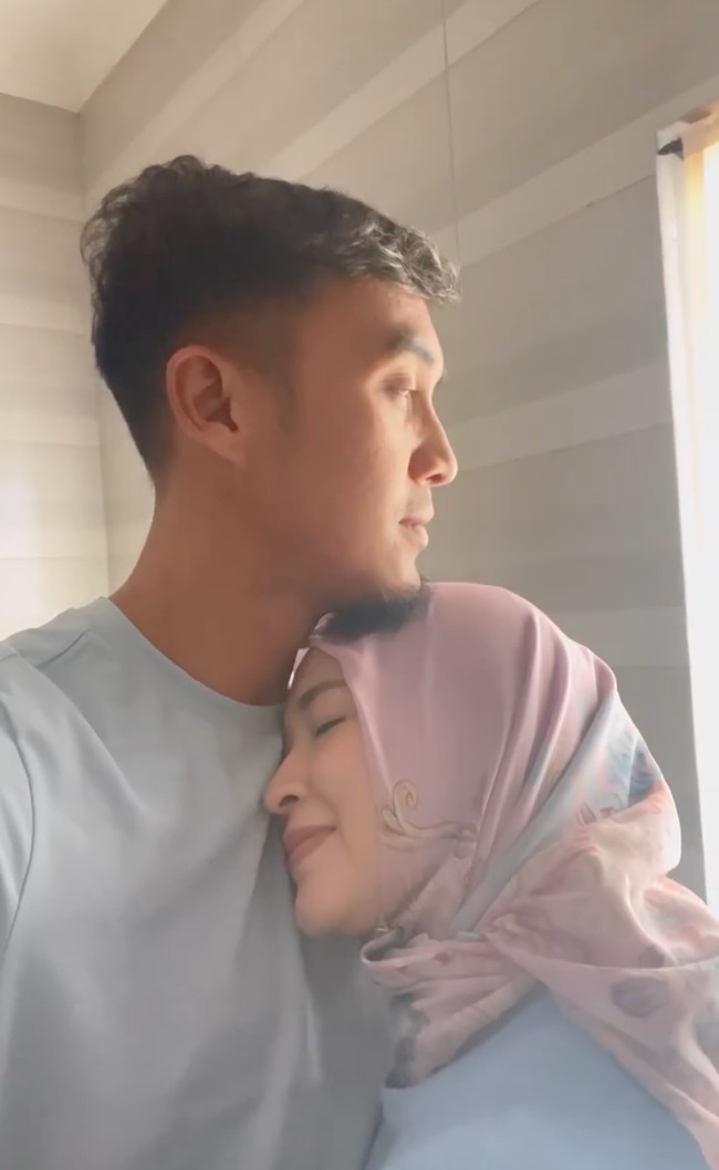 Okie Agustina dan Gunawan diketahui memiliki perbedaan usia 7 tahun, di mana Okie lebih tua dari Gunawan. Okie saat ini sudah berusia 41 tahun, sementara Gunawan 34 tahun. Foto: Instagram/@okieagustina_