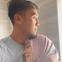 Okie Agustina dan Gunawan diketahui memiliki perbedaan usia 7 tahun, di mana Okie lebih tua dari Gunawan. Okie saat ini sudah berusia 41 tahun, sementara Gunawan 34 tahun. Foto: Instagram/@okieagustina_