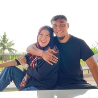 Dengan adanya isu perselingkuhan dan beberapa bukti yang diterimanya, rencananya Okie akan mengajukan gugatan cerai. Rumah tangga Okie dan Gunawan pun kini terancam bubar. Foto: Instagram/@okieagustina_