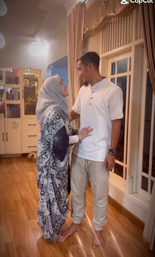 Rumah tangga mantan istri Pasha Ungu, Okie Agustina kini tengah diterpa isu tak sedap. Sang suami, Gunawan Dwi Cahyo digosipkan telah berselingkuh. Padahal sebelumnya rumah tangga Okie tampak harmonis. Ia terlihat cukup sering membagikan momen mesranya bersama suami ke akun Instagram pribadi. Foto: Instagram/@okieagustina_