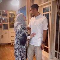 Rumah tangga mantan istri Pasha Ungu, Okie Agustina kini tengah diterpa isu tak sedap. Sang suami, Gunawan Dwi Cahyo digosipkan telah berselingkuh. Padahal sebelumnya rumah tangga Okie tampak harmonis. Ia terlihat cukup sering membagikan momen mesranya bersama suami ke akun Instagram pribadi. Foto: Instagram/@okieagustina_