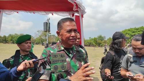 Pangdam Udayana memberikan keterangan kepada wartawan seusai apel gelar pasukan pengamanan Pemilu 2024, di Denpasar, Rabu (8/11/2023).