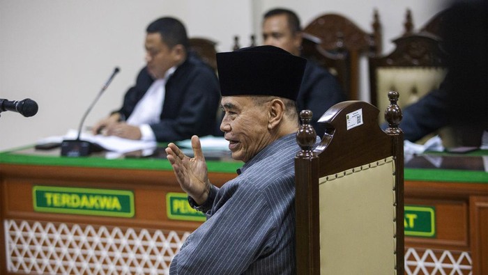 Pimpinan Pondok Pesantren Al-Zaytun Panji Gumilang memasuki mobil tahanan usai menjalani sidang perdana kasus penistaan agama di Pengadilan Negeri (PN) Indramayu, Jawa Barat, Rabu (9/11/2023). Sidang tersebut beragenda pembacaan dakwaan dari Jaksa Penuntut Umum. ANTARA FOTO/Dedhez Anggara/YU