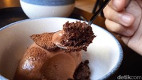 Seporsi Dark Chocolate sorbet berisi satu sendok sorbet cokelat yang lebih dominan rasa cokelatnya dilengkapi dengan chocolate namelaka, chocolate crumbs, hingga cokelat tuile. Foto: detikcom