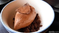 Selain varian buah, ada juga sorbet varian Dark Chocolate yang tak kalah nikmat. Menggunakan cokelat asal Sumatera rasanya begitu pekat. Foto: detikcom