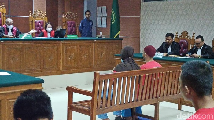 Pasutri di Batam yang menjadi copet untuk membayar biaya persalinan saat menjalani persidangan di PN Batam. (Alamudin Hamapu/detikSumut)