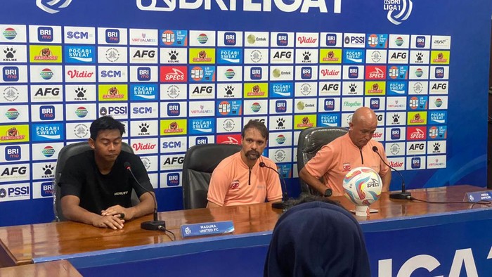 Pelatih MaduraUnited Mauricio Souza memberikan keterangan pers usai timnya dihajar 4 gol tanpa balas dari tim tuan rumah Persik Kediri di lanjutan Liga 1.