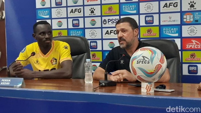 Pelatih Persik Kediri Marcelo Rospide dan Flavio Silva jumpa pers usai timnya menang empat gol tanpa balas atas Madura United