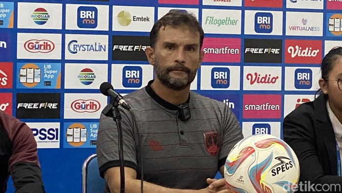 Pelatih Persis Solo Leonardo Medina pada sesi jumpa pers usai laga Persis vs PSS Sleman di Stadion Maguwoharjo, Rabu (8/11/2023) malam.