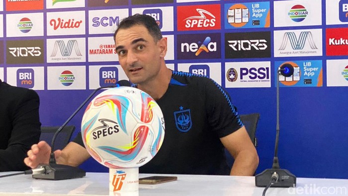 Pelatih PSIS, Gilbert Agius, dalam sesi jumpa pers, Rabu (8/11/2023).