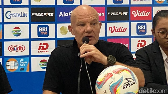 Pelatih PSS Sleman Bertrand Crasson saat jumpa pers usai laga Persis Solo vs PSS di Stadion Maguwoharjo, Rabu (8/11/2023).